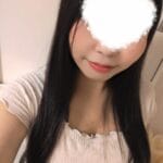 長い黒髪の女性の写真