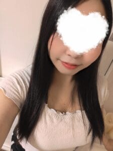 長い黒髪の女性の写真