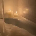 バスルームに灯されたキャンドルが演出するリラクゼーション空間のイメージ写真