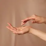 クリームを持っている手_2025年9月23日