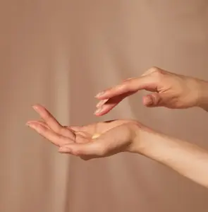 クリームを持っている手_2025年9月23日