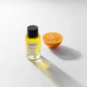 オレンジと香水の瓶