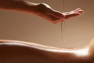 背中にオイルを塗る画像_2025年10月6日